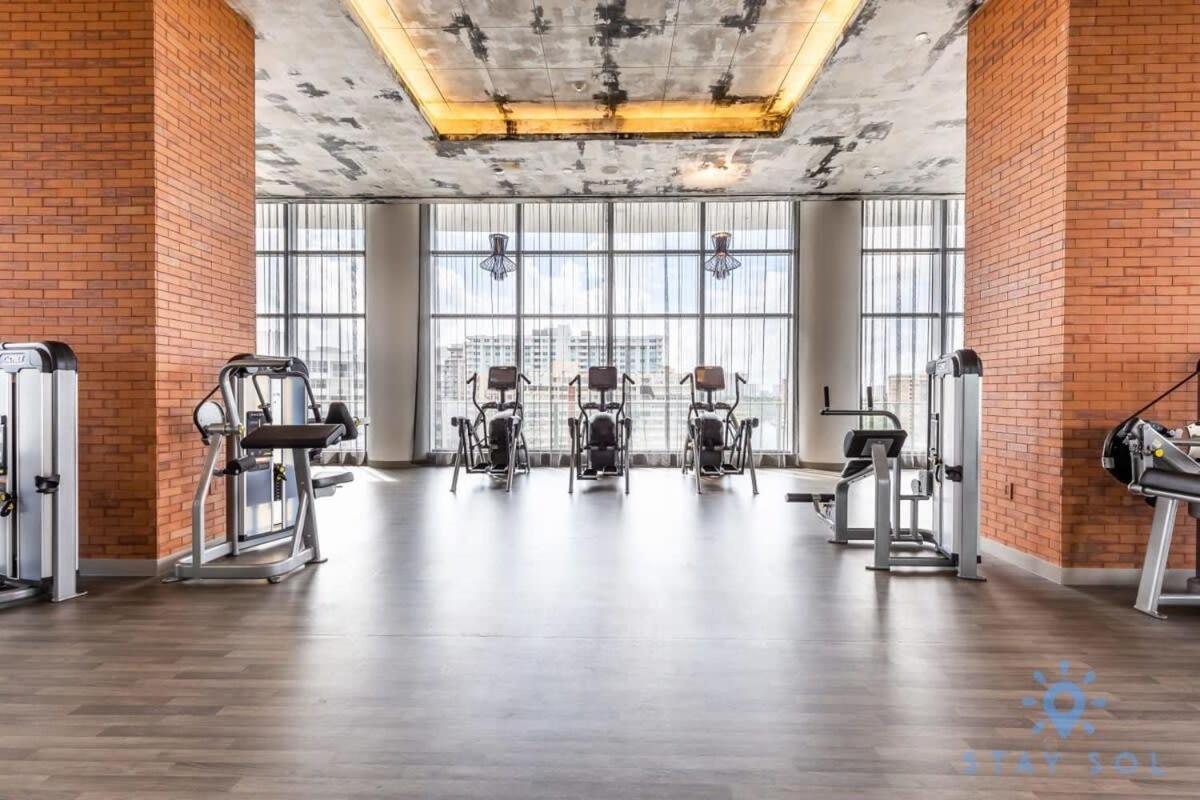 Luxury Amenities, Infinity Pool, Gym, Hot Tub Appartement Hollywood Buitenkant foto